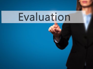 Değerlendirme - dokunmatik ekran butonuna işkadını el basarak 