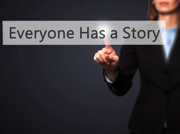 Todo el mundo tiene una historia - Empresaria pulsando el botón de la mano en tou — Foto de Stock