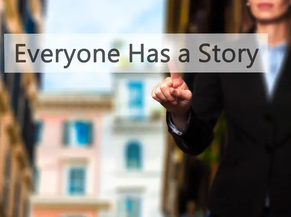 Todo el mundo tiene una historia - Empresaria pulsando el botón de la mano en tou — Foto de Stock