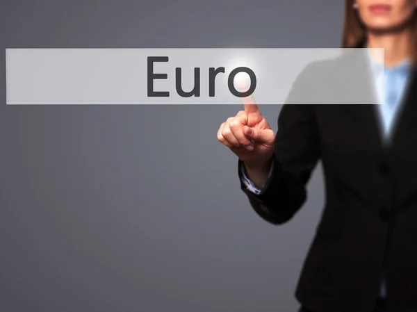 Євро - бізнес-леді рука натискаючи кнопку на сенсорний екран інтерферометрії — стокове фото