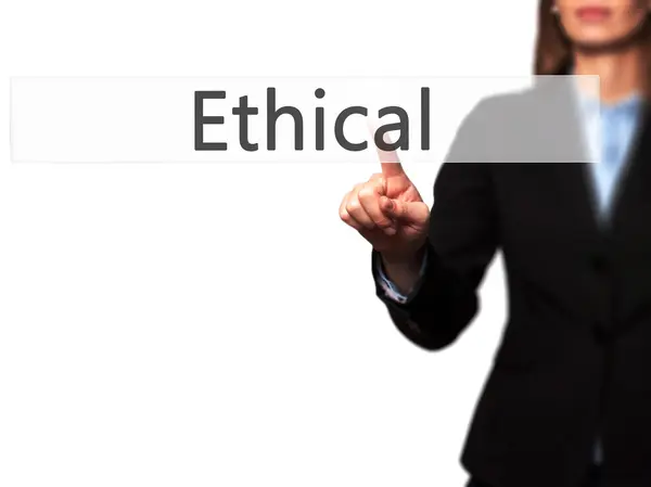 Ethical - zakenvrouw hand dringende knop op touch scherm int — Stockfoto