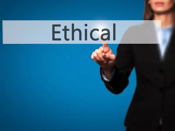 Ethical - zakenvrouw hand dringende knop op touch scherm int — Stockfoto