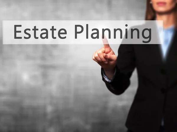 Estate Planning - affärskvinna handen trycka knappen på touch sc — Stockfoto