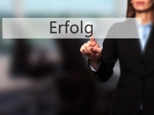 Erfolg (Erfolg) - Geschäftsfrau drückt Hand auf Knopf s — Stockfoto