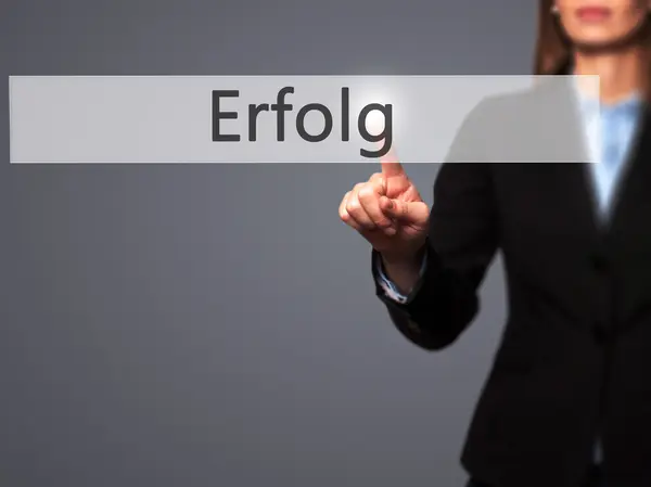 Erfolg (succes) - zakenvrouw hand dringende knop op touch s — Stockfoto