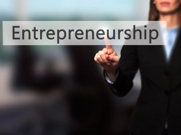 Entreprenörskap - affärskvinna handen trycka knappen på touch s — Stockfoto