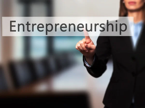 Emprendimiento - Empresaria pulsando el botón de la mano en el tacto s —  Fotos de Stock