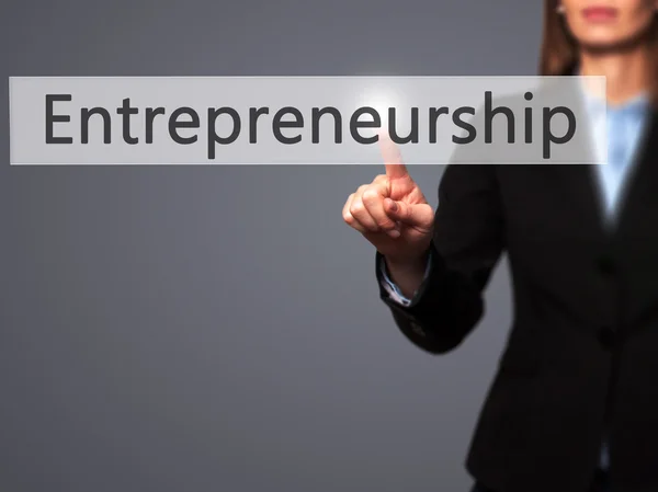 Empreendedorismo - Empresária mão pressionando botão no toque s — Fotografia de Stock