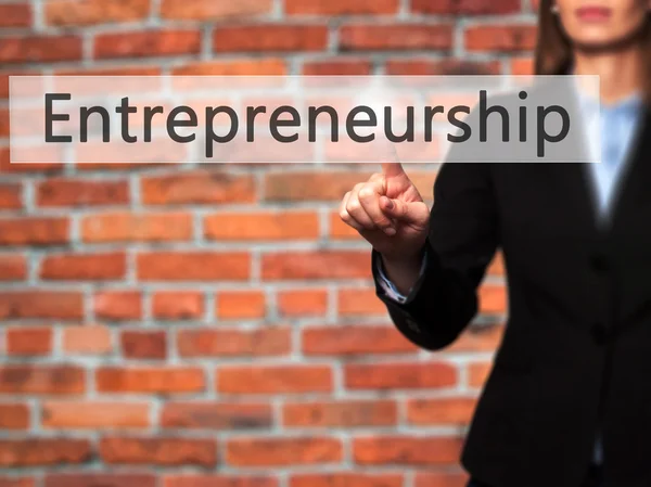 Entreprenörskap - affärskvinna handen trycka knappen på touch s — Stockfoto