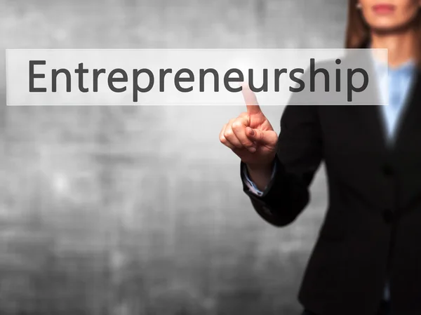 Unternehmertum - Unternehmerin drückt Hand auf Knopf — Stockfoto
