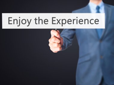 - İş adamı el işareti tutarak keyfi yaşayın