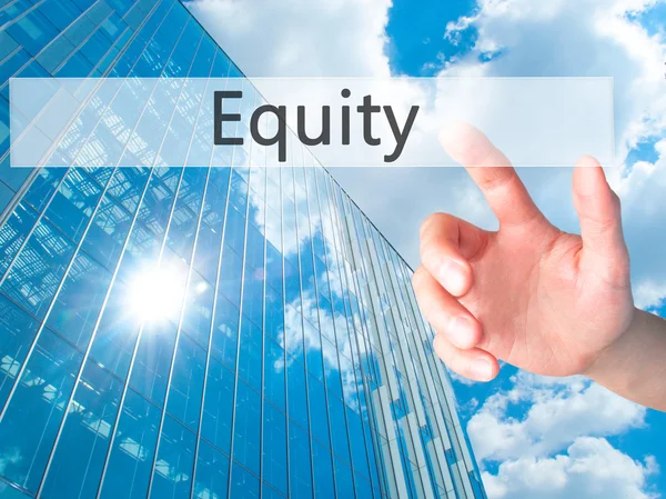 Equity - Hand trycka på en knapp på suddig bakgrund koncept — Stockfoto