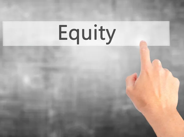 "Equity" - Hand indrukken van een knop op onscherpe achtergrond concept op — Stockfoto