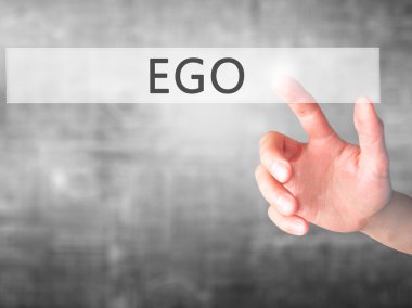 Ego - El vi bulanık arka plan kavramı bir düğmeye basarak