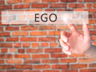 Ego - El vi bulanık arka plan kavramı bir düğmeye basarak
