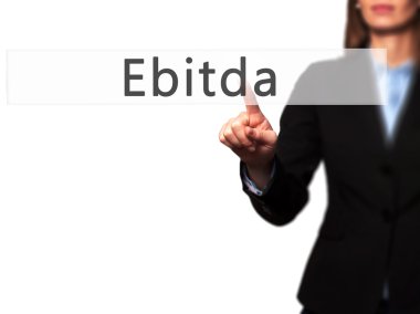Ebitda - Dokunmatik ekran inte'de iş kadını el tuşuna basma