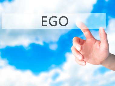 Ego - El vi bulanık arka plan kavramı bir düğmeye basarak