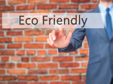 Çevre Dostu - İşadamı el dokunmatik ekranda düğmeye basarak 