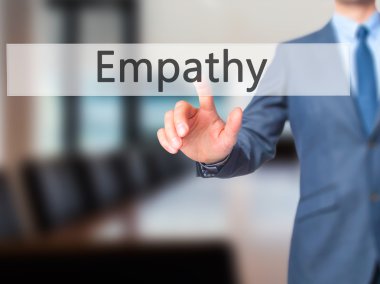 Empati - işadamı el basarak düğmesi dokunmatik ekran üzerinde Inter