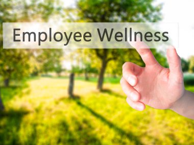 Çalışan Wellness - El bulanık arka plan üzerinde bir düğmeye basarak