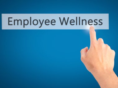 Çalışan Wellness - El bulanık arka plan üzerinde bir düğmeye basarak