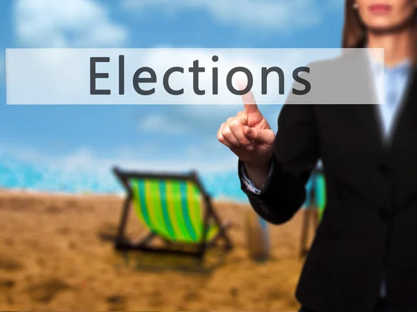 Elecciones - Empresaria pulsando el botón de mano en la pantalla táctil i — Foto de Stock