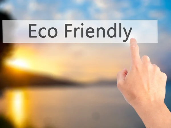 Eco friendly-hand drukken een knop op onscherpe achtergrond conc — Stockfoto