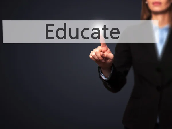 Educare - Businesswoman apăsând butonul de mână pe ecranul tactil int — Fotografie, imagine de stoc