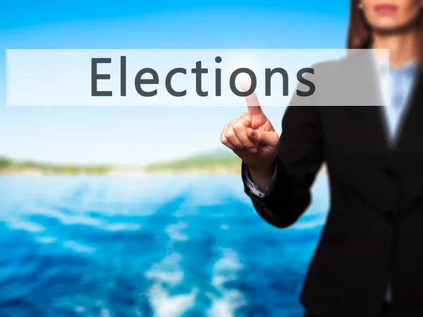 Élections - Businesswoman main appuyant sur le bouton sur l'écran tactile i — Photo