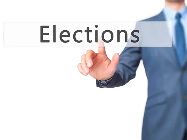 Elecciones - Empresario pulsando el botón de mano en la pantalla táctil int — Foto de Stock