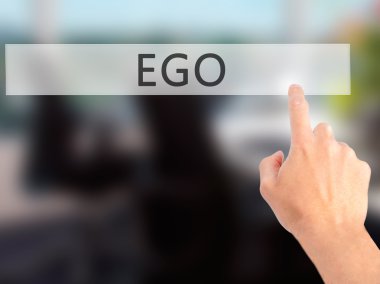 Ego - El vi bulanık arka plan kavramı bir düğmeye basarak