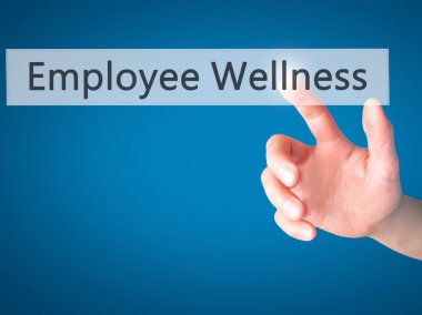 Çalışan Wellness - El bulanık arka plan üzerinde bir düğmeye basarak