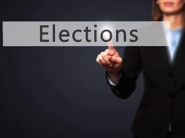 Választások-üzletasszony kézi szorongató gomb-ra érint képernyő én — Stock Fotó