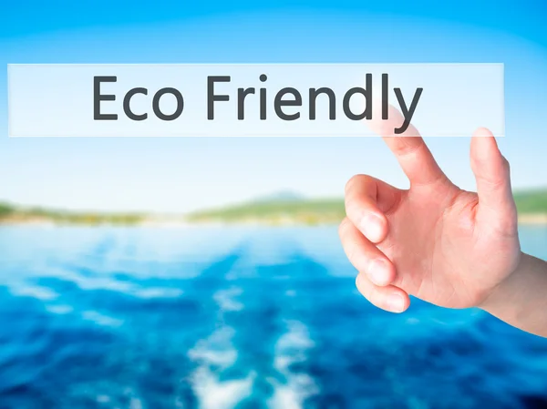 Eco Friendly - Appuyer à la main sur un bouton sur fond flou conc — Photo