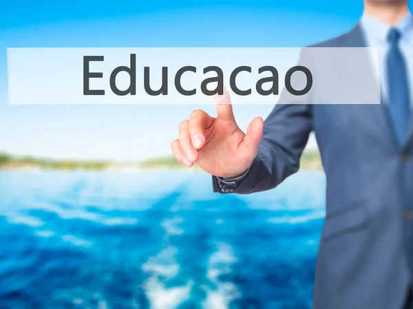 Education (Educacao in Portuguese) - Businessman hand pressing b — Stock Photo, Image