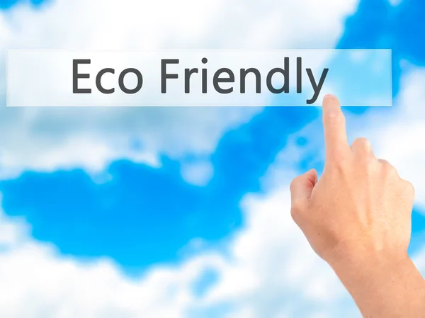 Eco friendly-hand drukken een knop op onscherpe achtergrond conc — Stockfoto