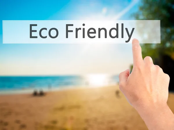 Eco friendly-hand drukken een knop op onscherpe achtergrond conc — Stockfoto