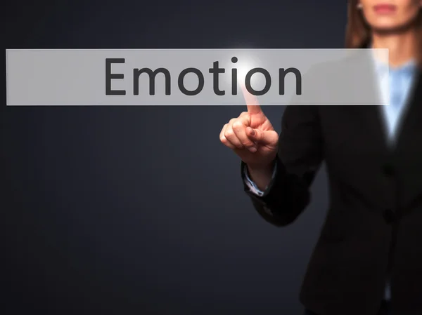 Emoción - Empresaria pulsar el botón de la mano en la pantalla táctil int — Foto de Stock