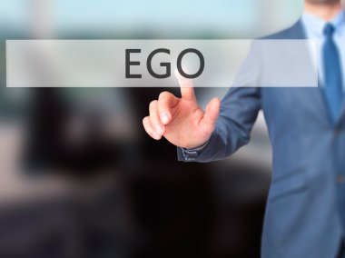 Ego - dokunmatik ekran arayüzü işadamı el basarak düğmesini