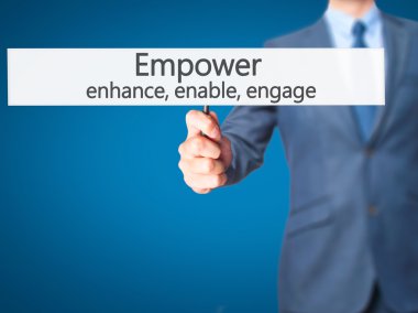 Güçlendirin, etkinleştirin, meşgul olun - İşadamı el tutma işareti