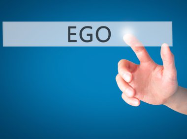 Ego - El vi bulanık arka plan kavramı bir düğmeye basarak