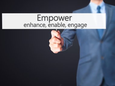 Güçlendirin, etkinleştirin, meşgul olun - İşadamı el tutma işareti