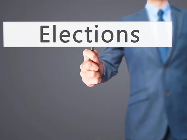 Elecciones - Empresario mano sosteniendo cartel — Foto de Stock