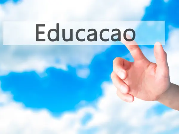 Onderwijs (Educacao in het Portugees)-hand drukken op een knop op b — Stockfoto