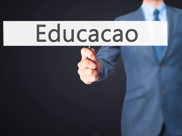 Educación (Educacao en portugués) - Empresario de la mano que sostiene si — Foto de Stock