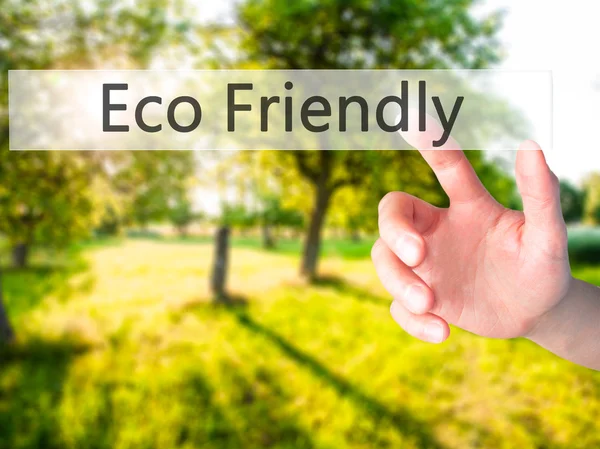 Eco friendly-hand drukken een knop op onscherpe achtergrond conc — Stockfoto