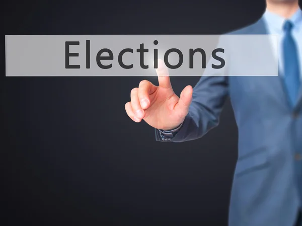 Elecciones - Empresario pulsando el botón de mano en la pantalla táctil int —  Fotos de Stock