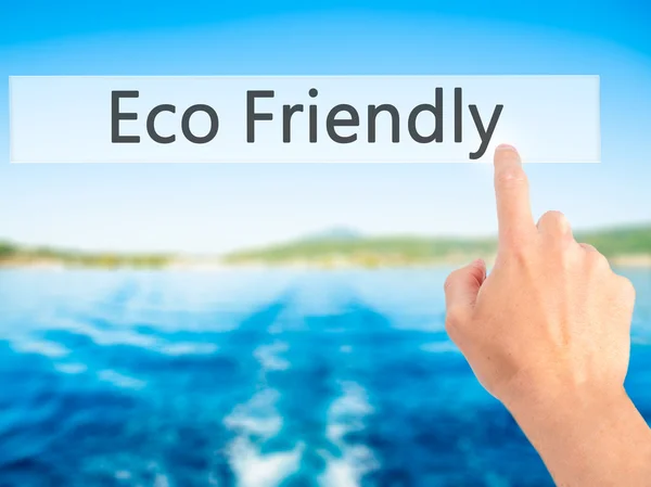 Eco Friendly - Appuyer à la main sur un bouton sur fond flou conc — Photo