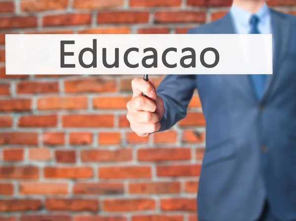 Educaco (školství v portugalštině) - podnikatel ruka drží sig — Stock fotografie