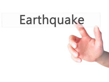 Deprem - arka plan bulanık concep üzerinde bir düğmeye basarak el